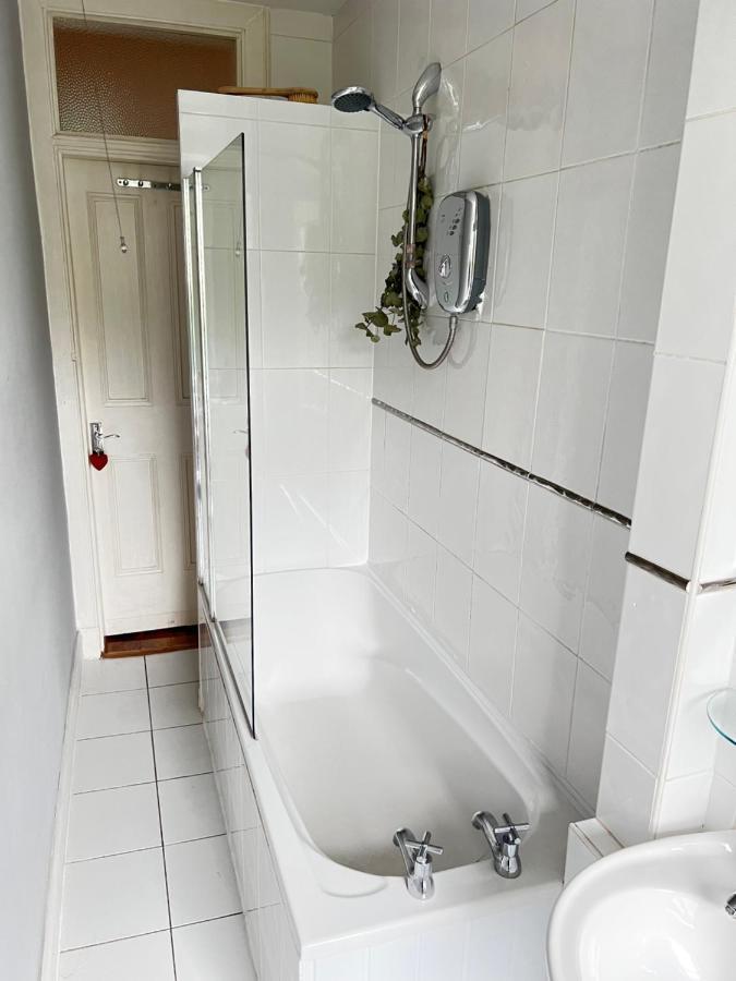 1 Bedroom Flat In Tolcross, Glasgow Top Floor. Exterior foto